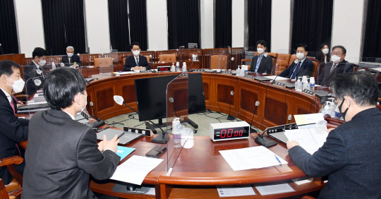 국회 정보위가 22일 전체회의를 열고 있다. 이날 회의에는 박지원 국가정보원장이 출석했다. 연합뉴스